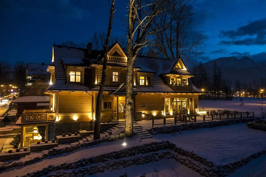 Ciepłe wnętrze restauracji Villa Toscana w Zakopanem zimą