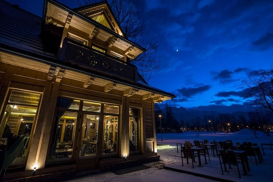 Stolik z daniami włoskimi w restauracji Villa Toscana