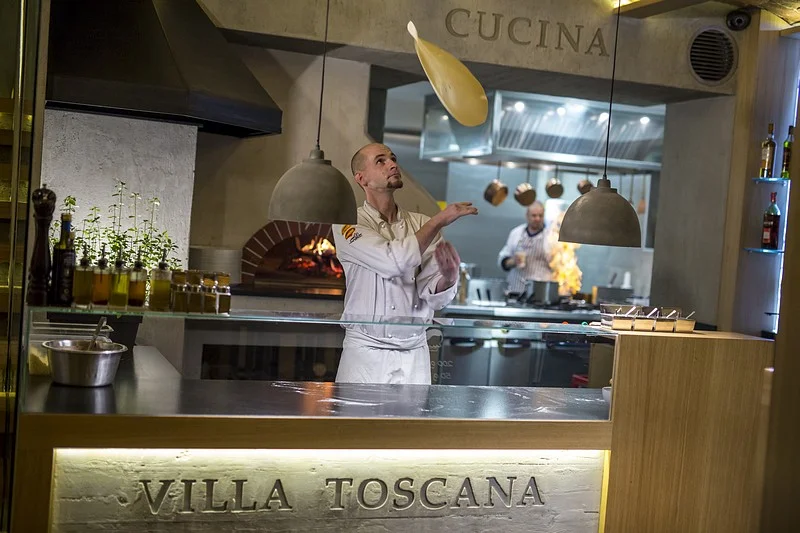 Stolik przy oknie w restauracji Villa Toscana w Zakopanem